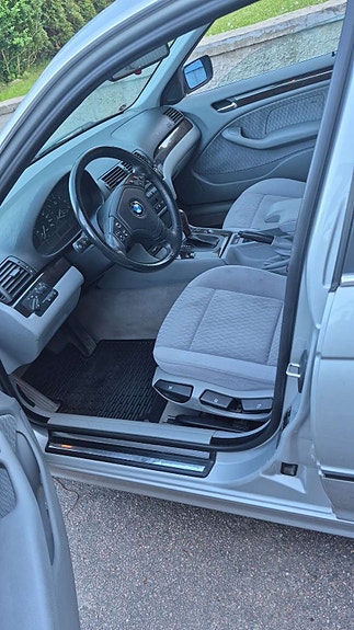 BMW 320i 4 of 5