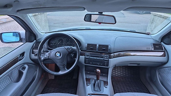 BMW 320i 5 of 5