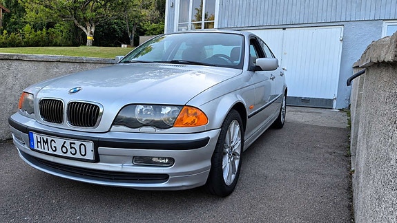 BMW 320i 2 of 5