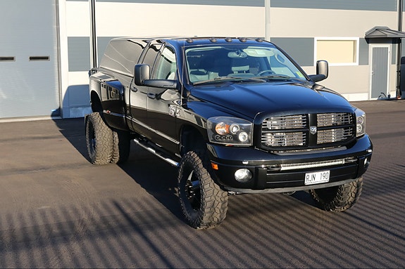 Dodge RAM 3500 3 of 5