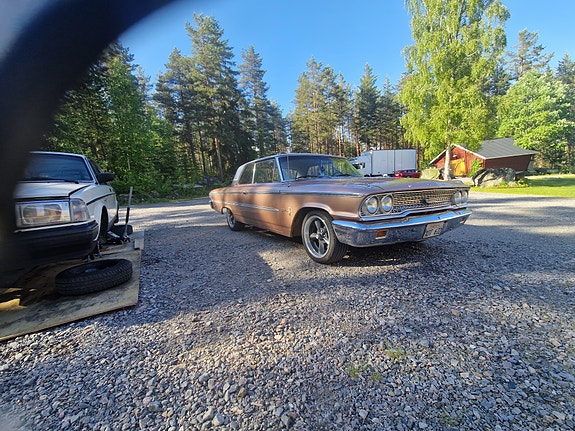 Ford Galaxie 2 of 5