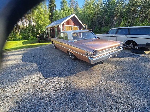 Ford Galaxie 4 of 5