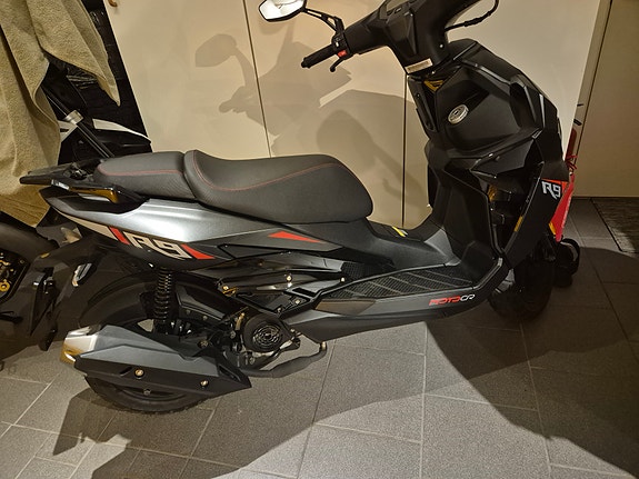 Motocr R9 3 of 3