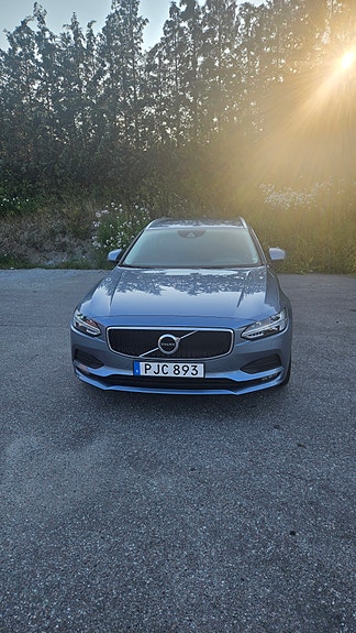 Volvo V90 2 of 5