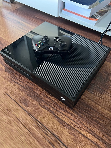 Microsoft Xbox One + 6 spel + handkontroll
