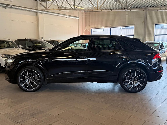 Audi Q8 2 of 27