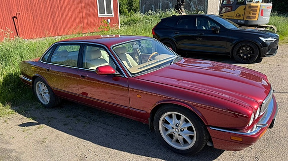 Jaguar XJ 3 of 11