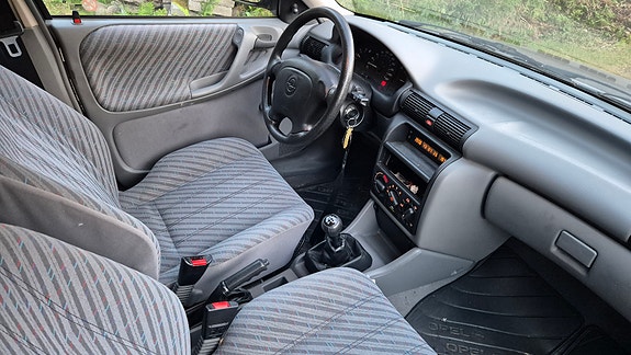 Opel Astra 2 of 4