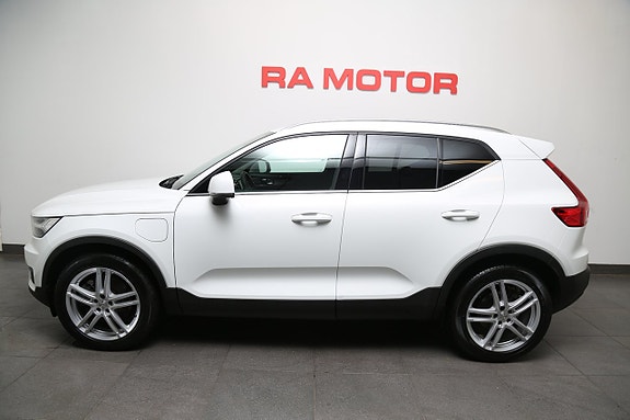 Volvo XC40 2 of 5