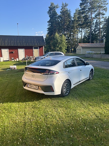 Hyundai IONIQ 2 of 5
