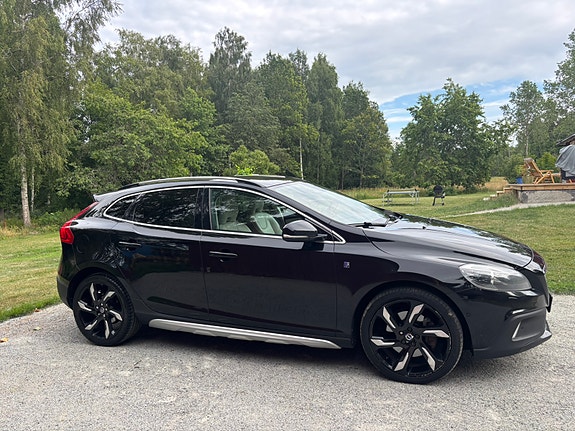 Volvo V40 Cross Country 2 of 7