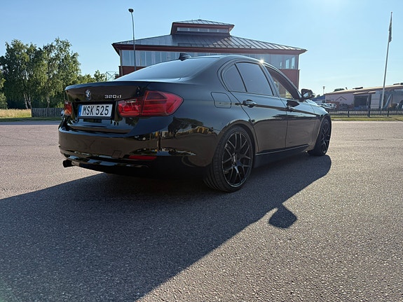BMW 320d 4 of 5