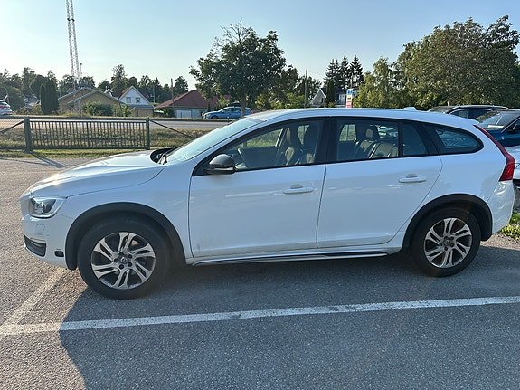 Volvo V60 Cross Country 2 of 5