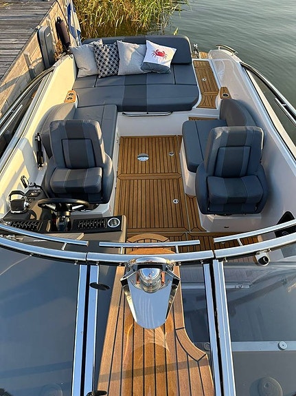 Windy 27 Solano | 2018 | Volvo Penta 350 V8 10 of 12
