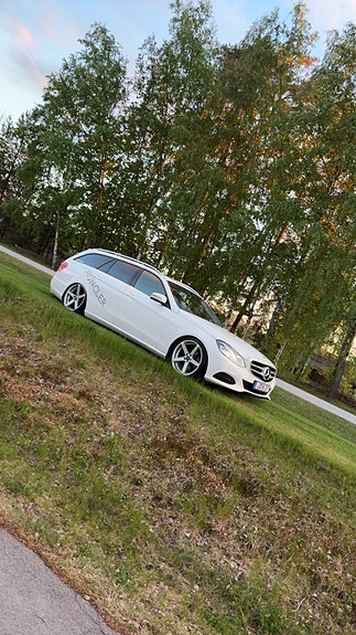 Mercedes-Benz E220 3 of 4