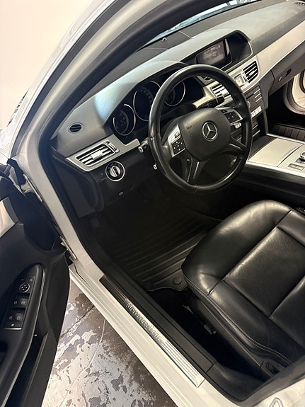 Mercedes-Benz E220 5 of 9