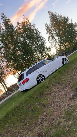 Mercedes-Benz E220 4 of 4