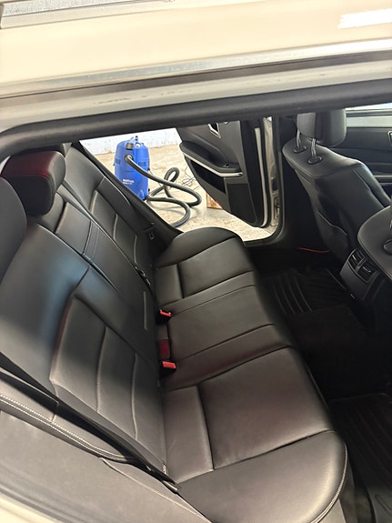 Mercedes-Benz E220 7 of 9