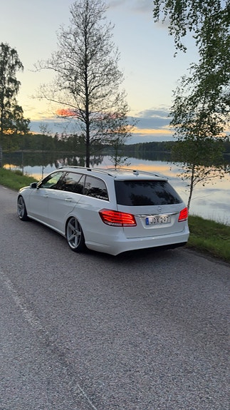 Mercedes-Benz E220 2 of 4