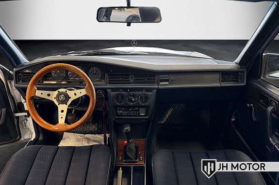 Mercedes-Benz 190 E 17 of 22