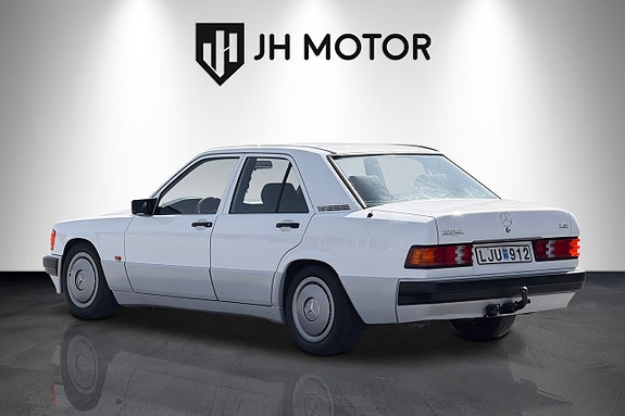 Mercedes-Benz 190 E 3 of 5