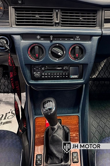 Mercedes-Benz 190 E 19 of 22