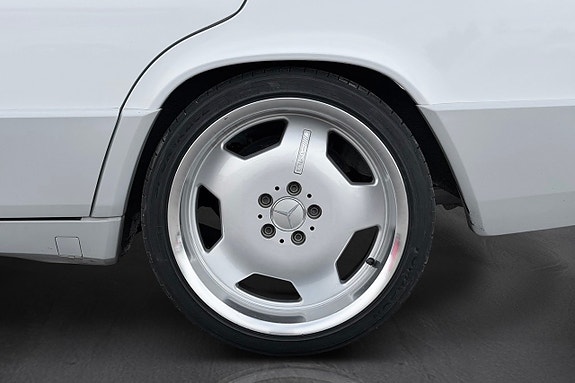 Mercedes-Benz 190 E 12 of 22