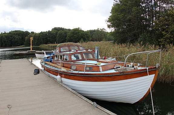 Doris Ketch -64. Klinkbyggd, skrov och överbyggnad i mahogny. 2 of 5