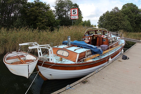 Doris Ketch -64. Klinkbyggd, skrov och överbyggnad i mahogny. 4 of 5