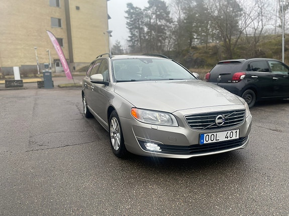 Volvo V70 2 of 27
