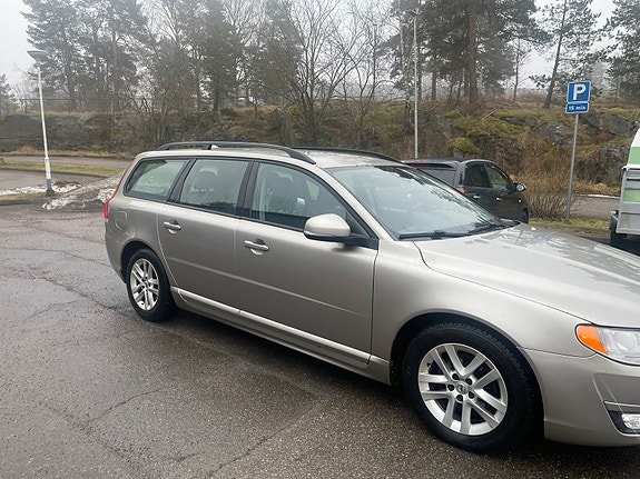Volvo V70 3 of 27