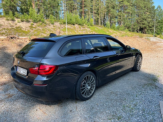 BMW 530d 3 of 5