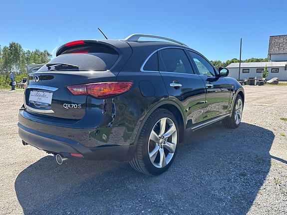Infiniti QX70 25 of 28