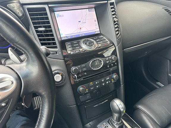Infiniti QX70 12 of 25
