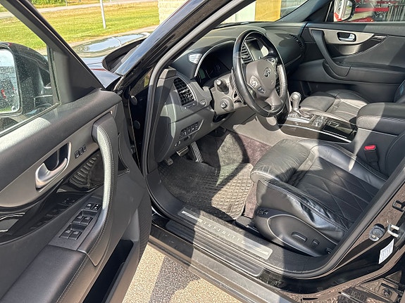 Infiniti QX70 4 of 28