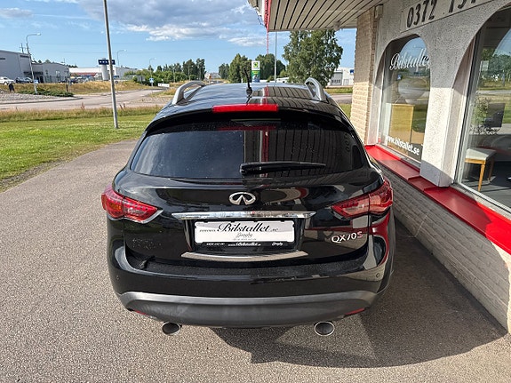 Infiniti QX70 13 of 28