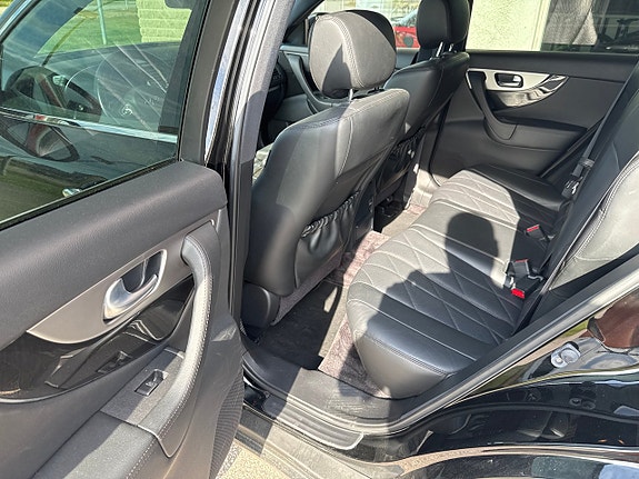 Infiniti QX70 6 of 28