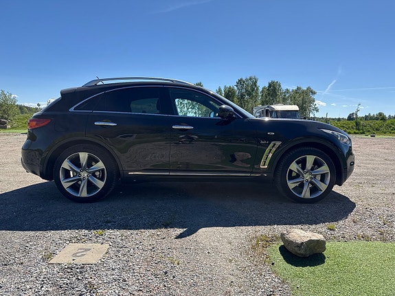 Infiniti QX70 24 of 28