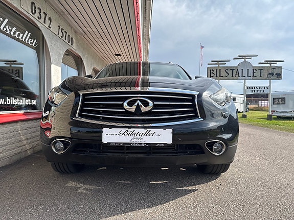 Infiniti QX70 10 of 28