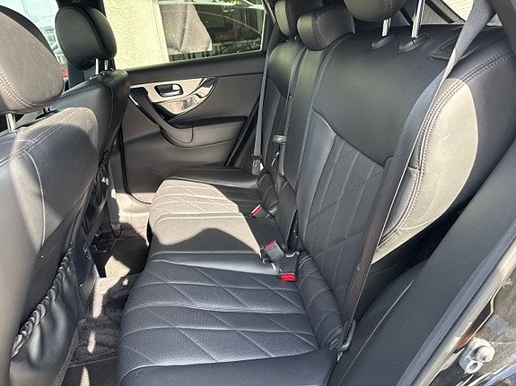 Infiniti QX70 12 of 28
