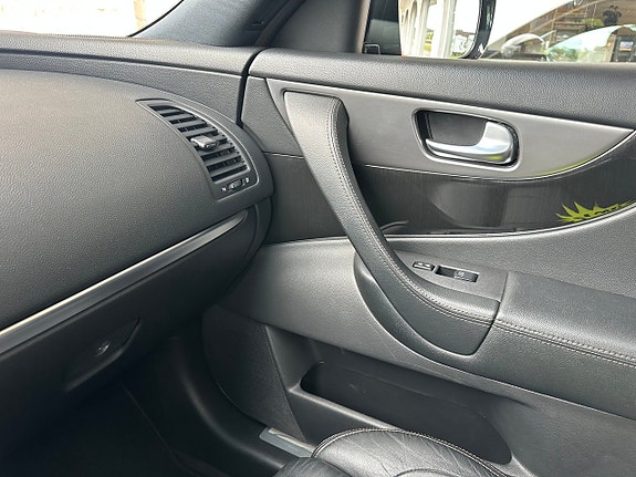 Infiniti QX70 21 of 25