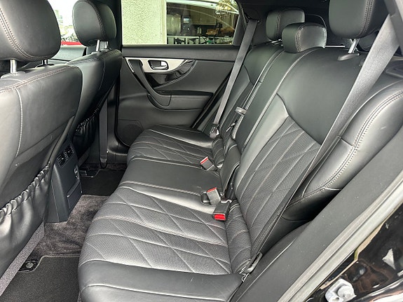 Infiniti QX70 6 of 25