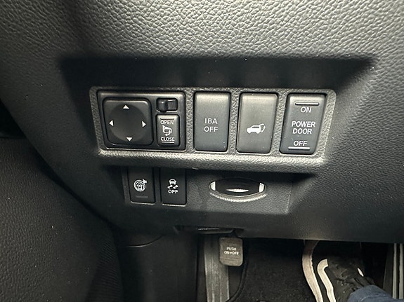 Infiniti QX70 16 of 25