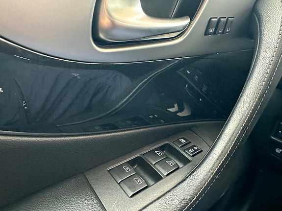 Infiniti QX70 22 of 25