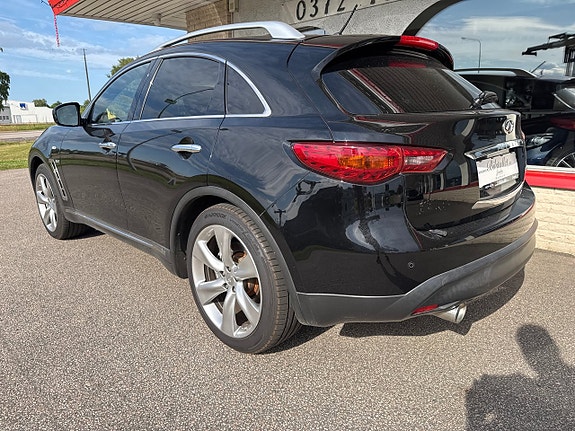 Infiniti QX70 3 of 28