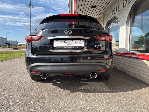 Infiniti QX70 14 of 28