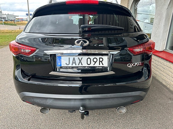 Infiniti QX70 8 of 25
