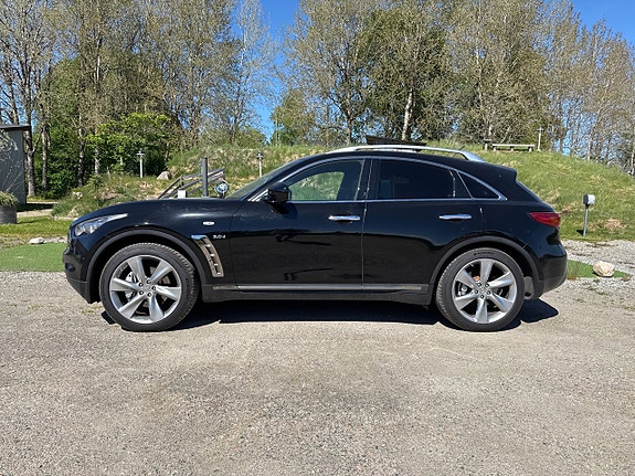 Infiniti QX70 18 of 28