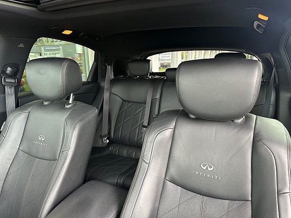Infiniti QX70 10 of 25