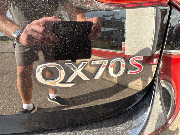 Infiniti QX70 16 of 28